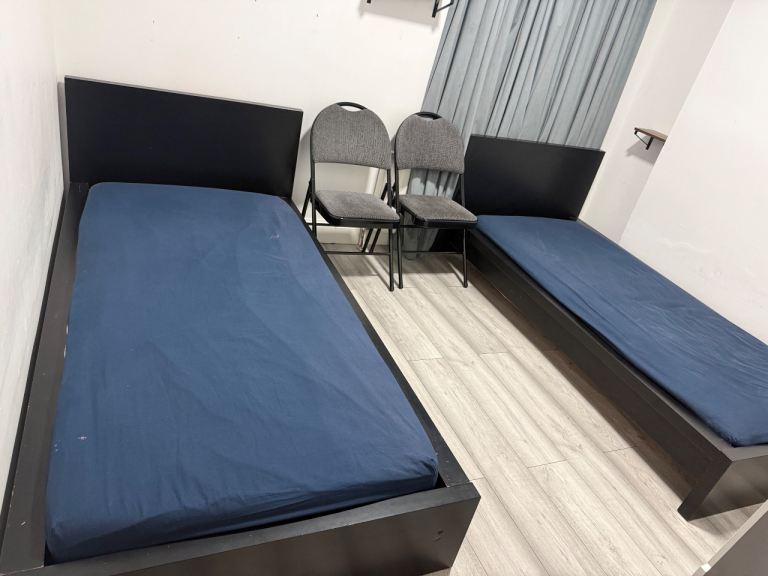 A double bedroom on sharing available for two female students or two female professionals 