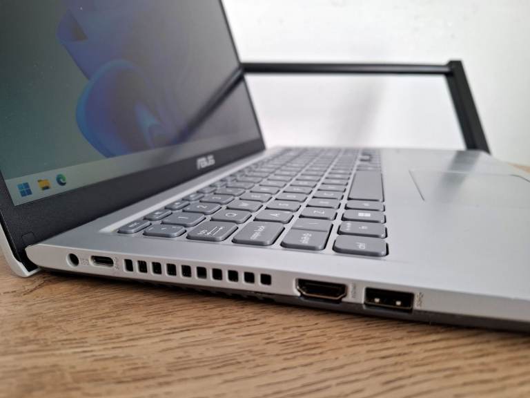 Fast and Powerful Asus 15.6" FHD Laptop (Intel Core i7, 16GB , 512GB)