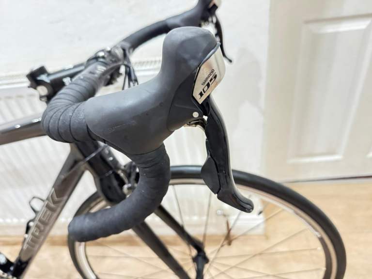 Trek madone 2.1 road bike in excellent condition all fully working 