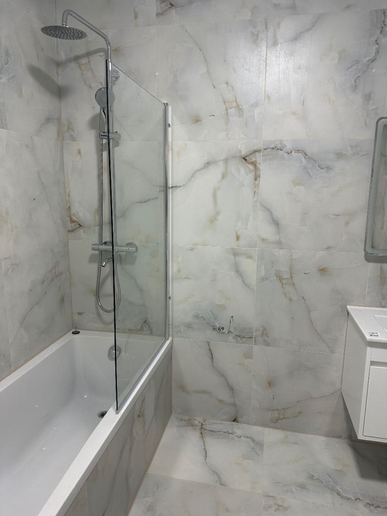 Beautiful spacious 3 bedroom 2 living room house to let in barking near barking station. 