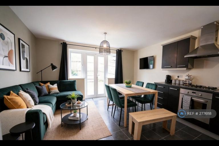 6 bedroom house in Oaktree Drive, Gipton, Leeds, LS8 (6 bed) (#2776118)