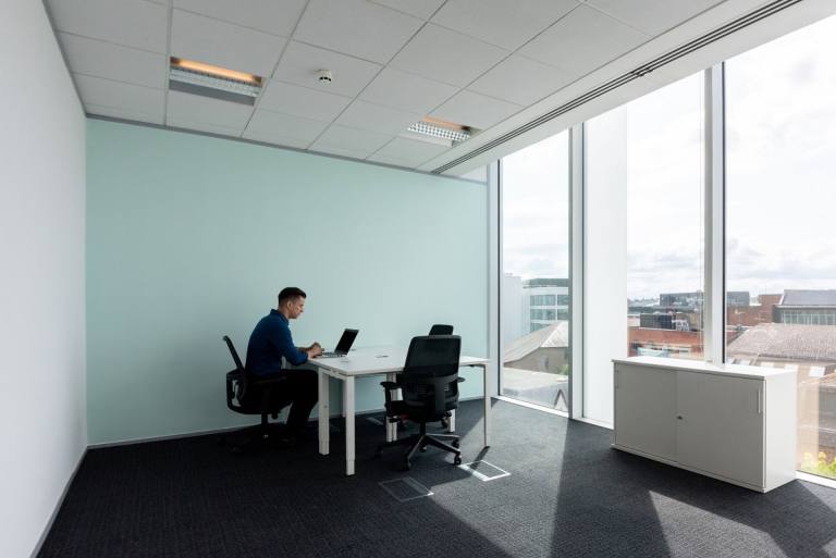 Reading - RG1 3EU \ Office Space for Rent - 1 Desk Available