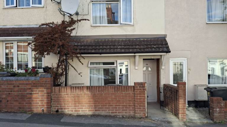  2‑Bedroom House to Let – Central Swindon – Available Now