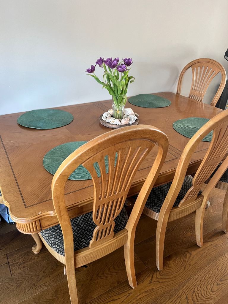 Extendable dining table with 5 matching chair