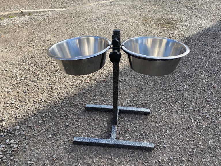 Raised feeding station
