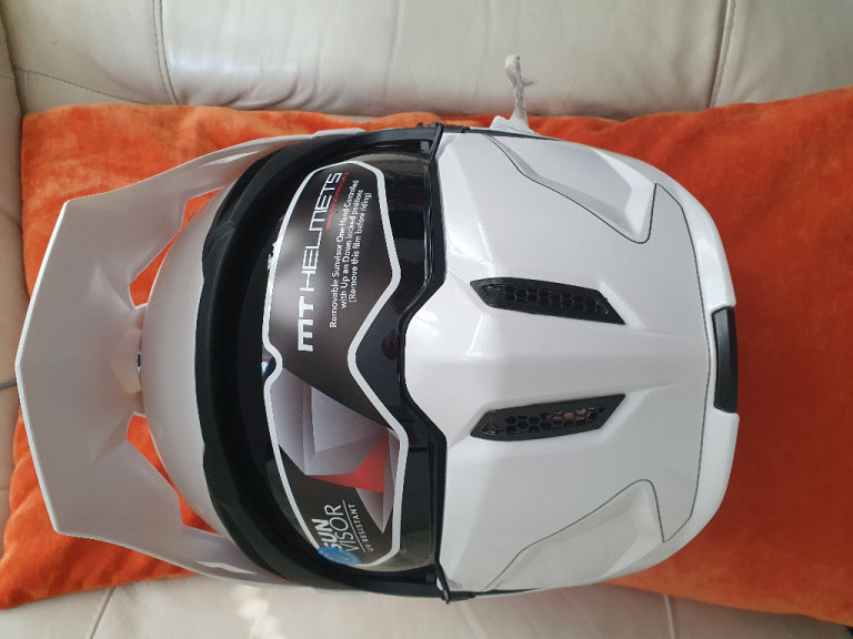 White MT Helmets Streetfighter