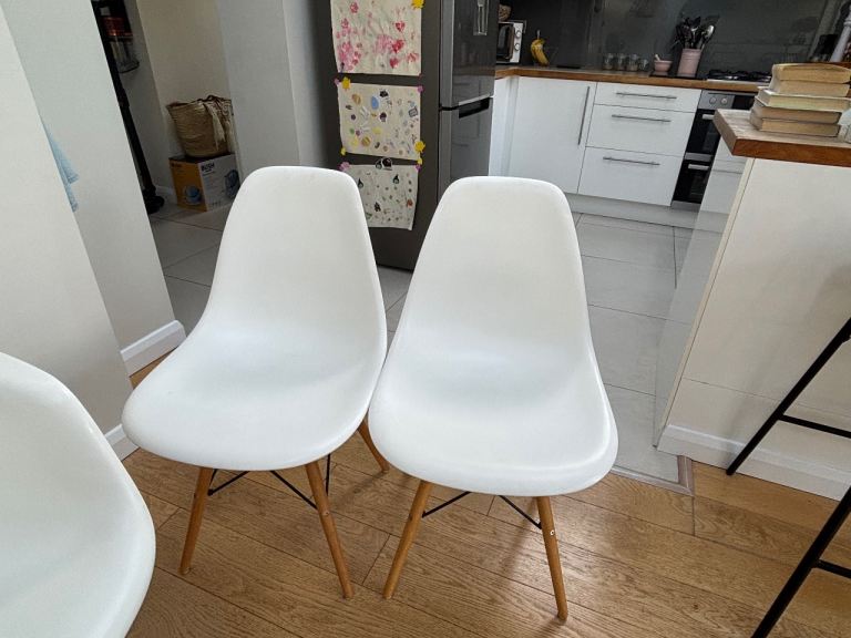 Set of 2 White Dining Chairs with Wooden Legs