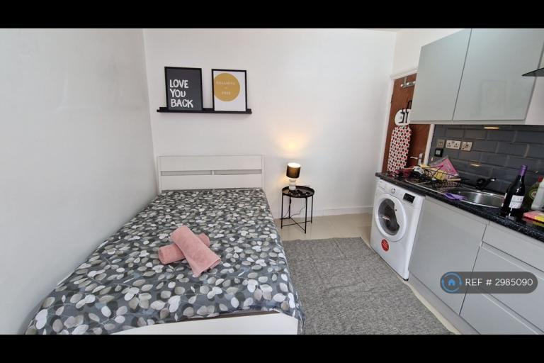 Studio flat in Hessel St, London, E1 (#2985090)
