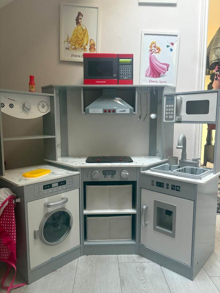 Girls kitchen 