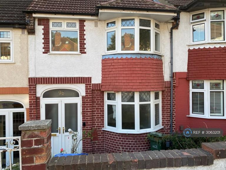 4 bedroom house in Castlewood Drive, London, SE9 (4 bed) (#3063201)