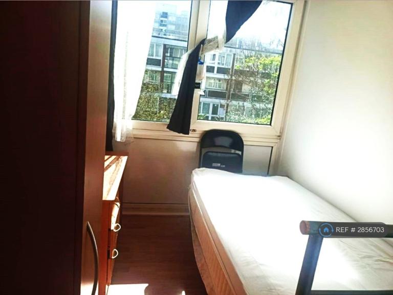 1 bedroom in Roehampton, London, SW15 (#2856703)