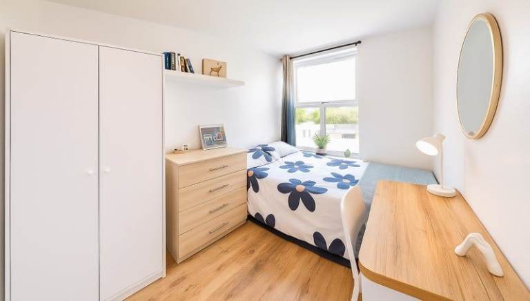 Small Double room in Renovated Garden House in Mile End