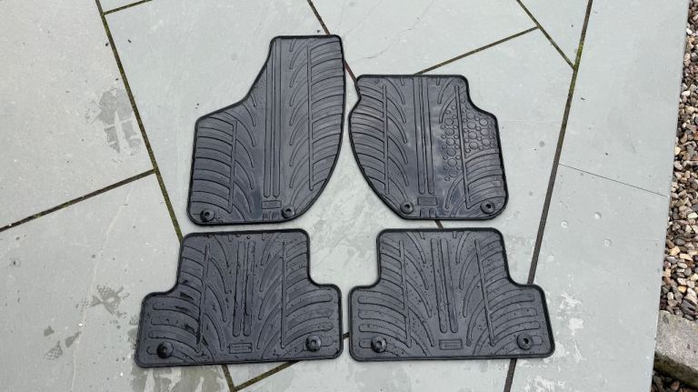 Volvo V40 rubber floor mats