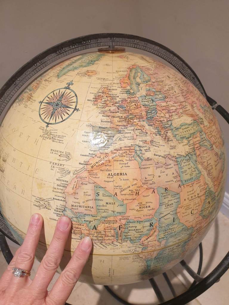 Floor-standing world GLOBE