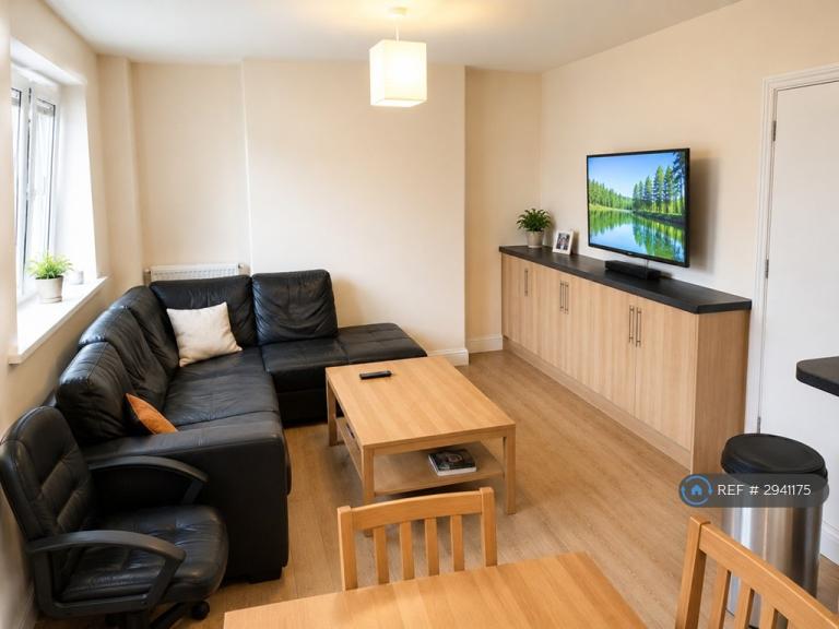 5 bedroom flat in Peter Hills House, London, SE16 (5 bed) (#2941175)