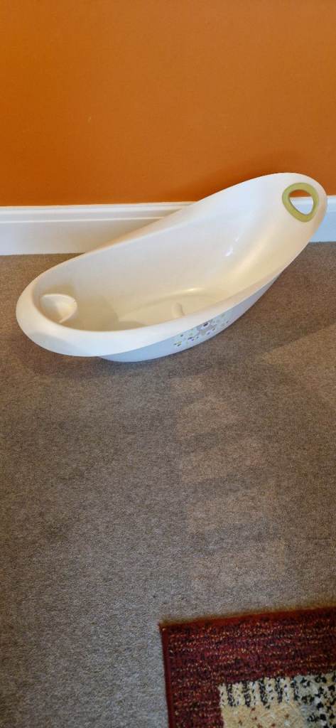 MOTHERCARE BABY BATHTUB WITH DRAIN PLUG. VERY GOOD CONDITION.