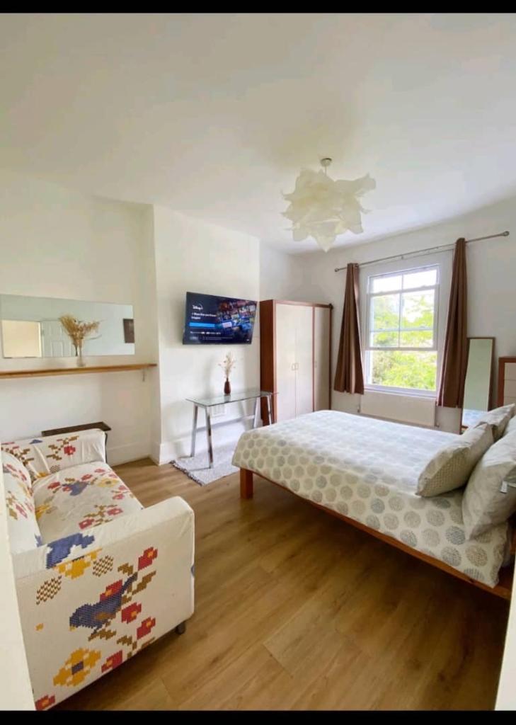 Large double room near Clapham and Brixton tube station. Inclusive of all bills £1000pcm. SW2 5JL.