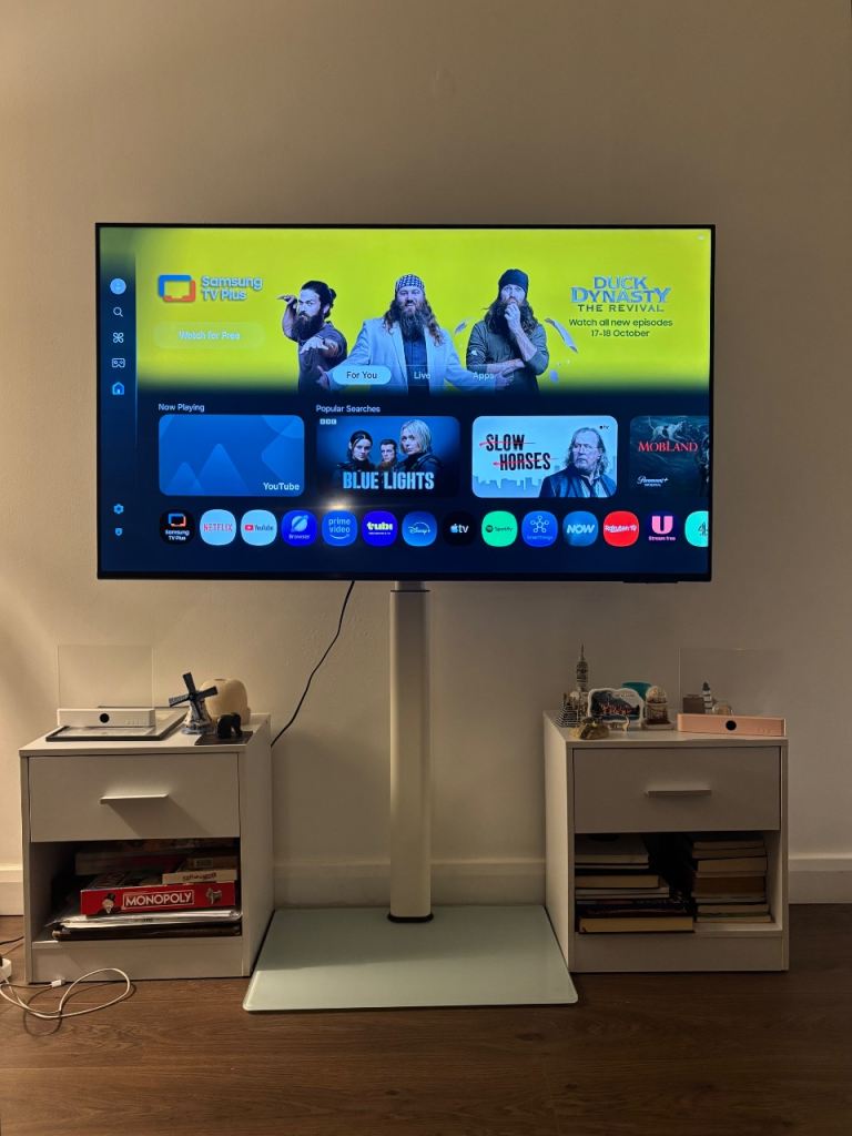 Samsung 50" Crystal UHD U8000F 4K Smart TV (2025) + TV Stand