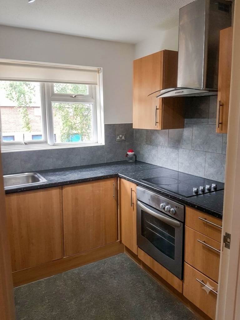 Spacious 2-Bed First Floor Flat with Balcony & Parking – Prime NR2 Location