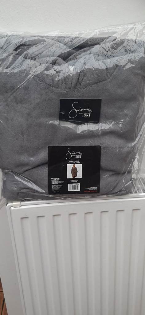 Womens fleece hoodie blanket 