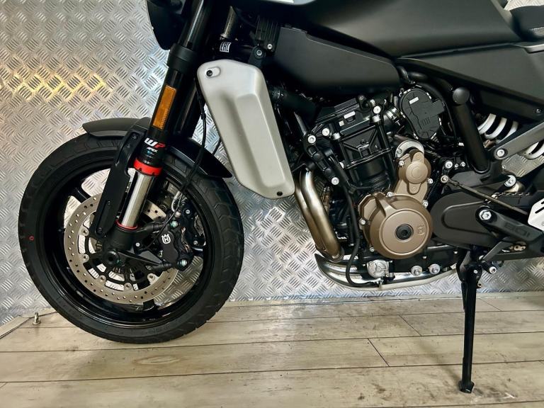 HUSQVARNA 801 SVARTPILEN 2025, ONLY 1 OWNER & 1,111 MILES!! SAVE £'S ON NEW