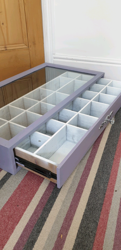 Display cabinet for collectables