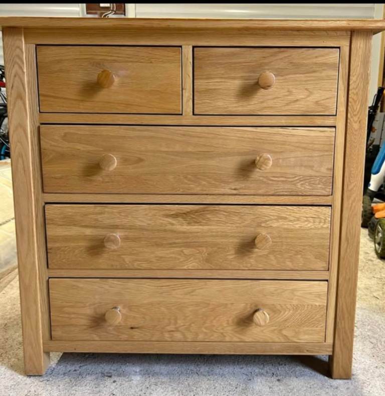 Solid oak chest of drawers 