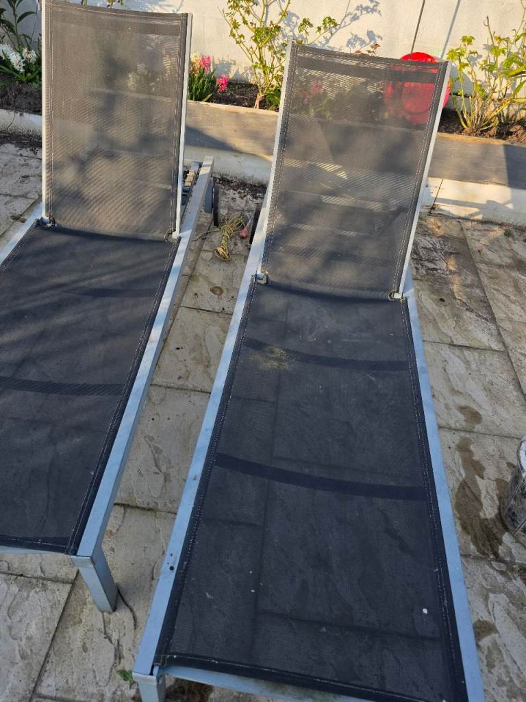 Heavy duty 2 sunbeds wheels on it 