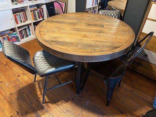 Round Dining Table and 2 chairs