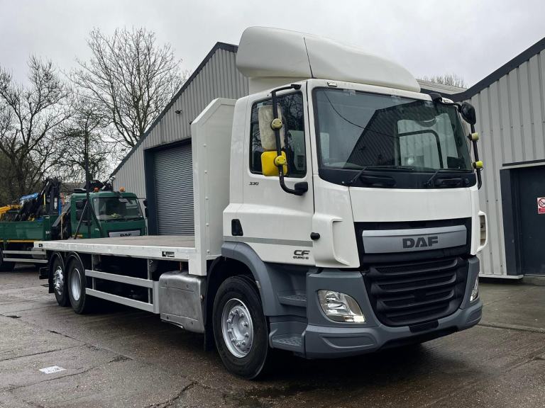 2015 DAF CF 75.330 26T FLATBED WITH MOFFETT ATTACHMENTS