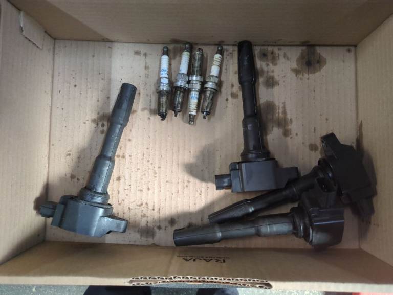 Set of 4 spark plugs and coils for nissan quasquai 