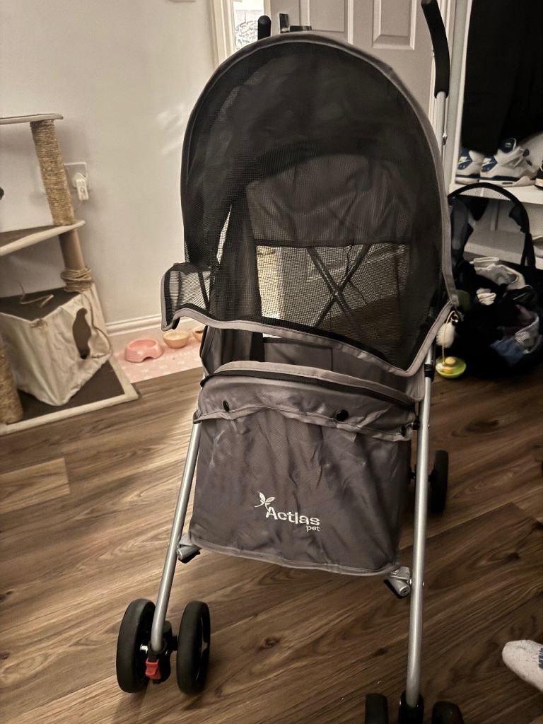 Dog pushchair 