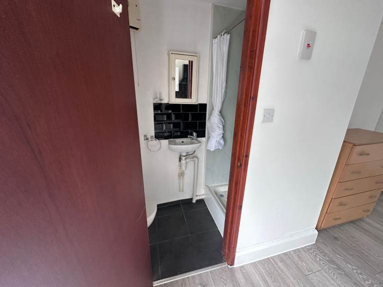 Studio flat - Highfield - BILLS INC - Available NOW