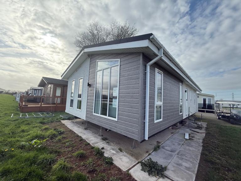 Static caravan / twin unit lodge Willerby Kingswood for sale Manor House Park   