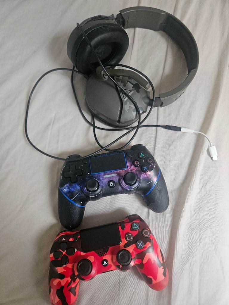 Ps4 controller x 2 Offer good condition