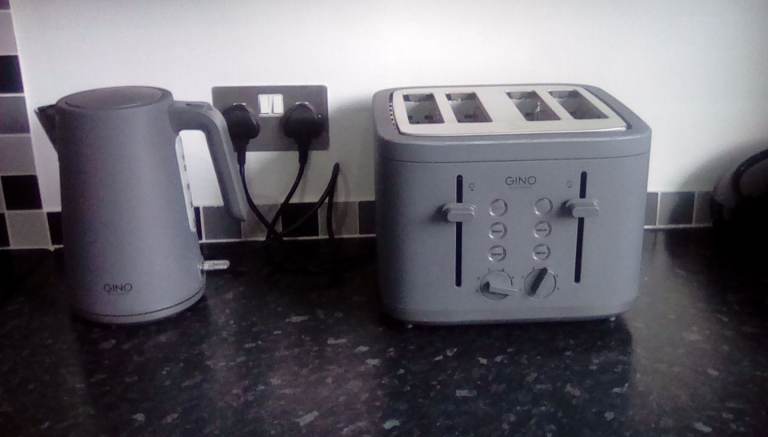Gino kettle, toaster, and daewoo air fryer, all great condition, £30 for all 3.