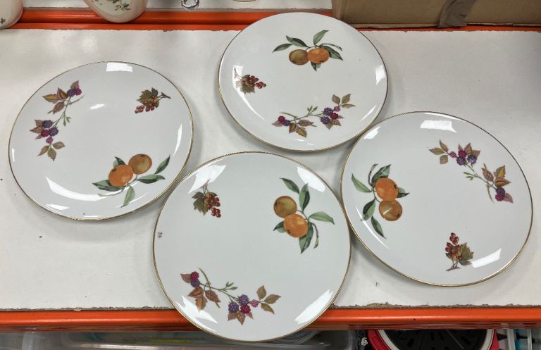 X4 Royal Worcester Evesham gold rimmed plates