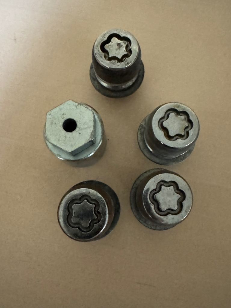 Mitsubishi L200 locking wheel nut set alloys including key tool 4x4