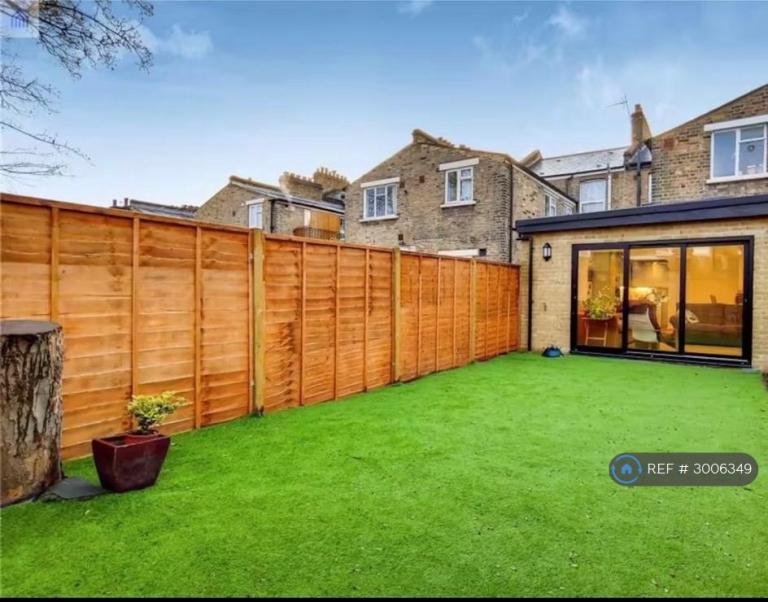 1 bedroom in Naylor Road, London, SE15 (#3006349)