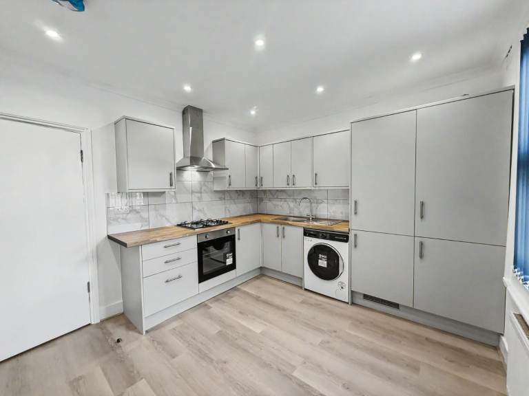 Newly Refurbished 2 Bedroom 1st Floor Maisonette To Let – Prime Slough Location