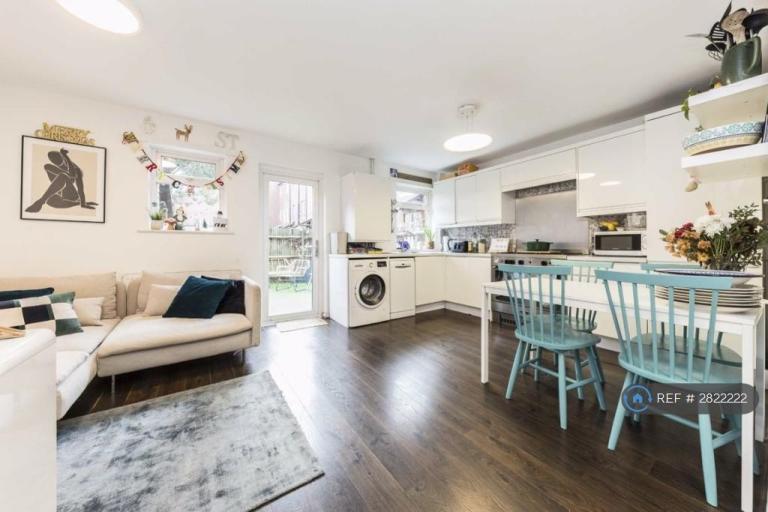 4 bedroom flat in Chiswick, London, W4 (4 bed) (#2822222)