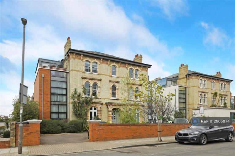 2 bedroom flat in Carlton Drive, London, SW15 (2 bed) (#2965874)