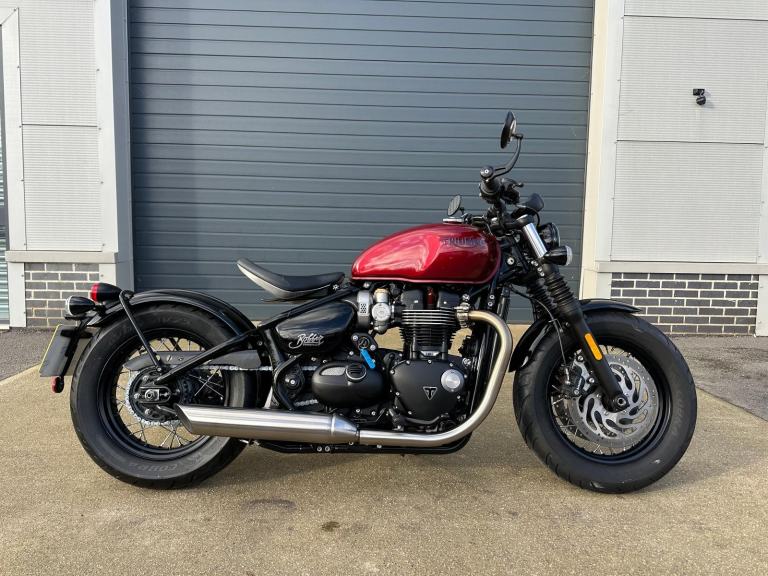 TRIUMPH BONNEVILLE BOBBER 2021 - 4096 MILES. VERY CLEAN EXAMPLE. 
