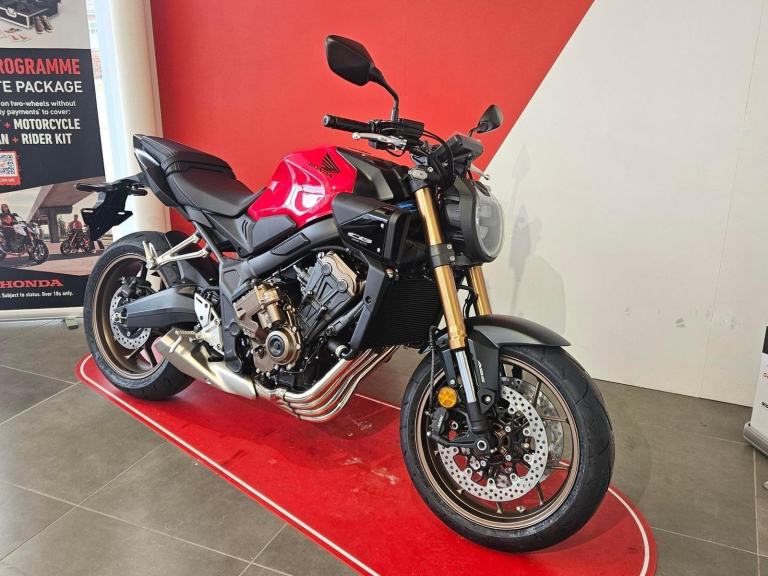 2026 HONDA CB650R E-CLUTCH in Grand Prix Red 