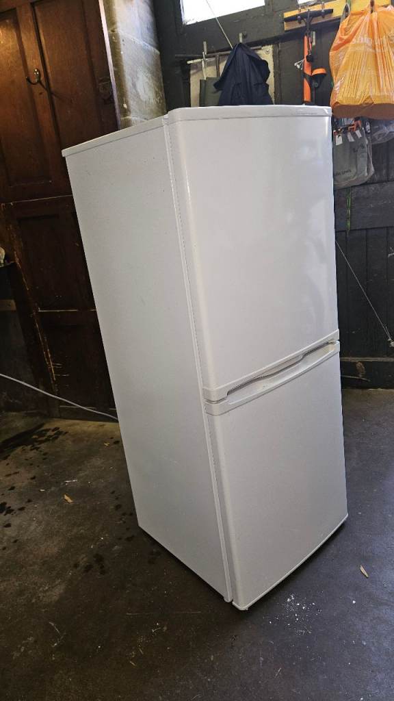 Essentials ce55cw18 50/50 Fridge/freezer