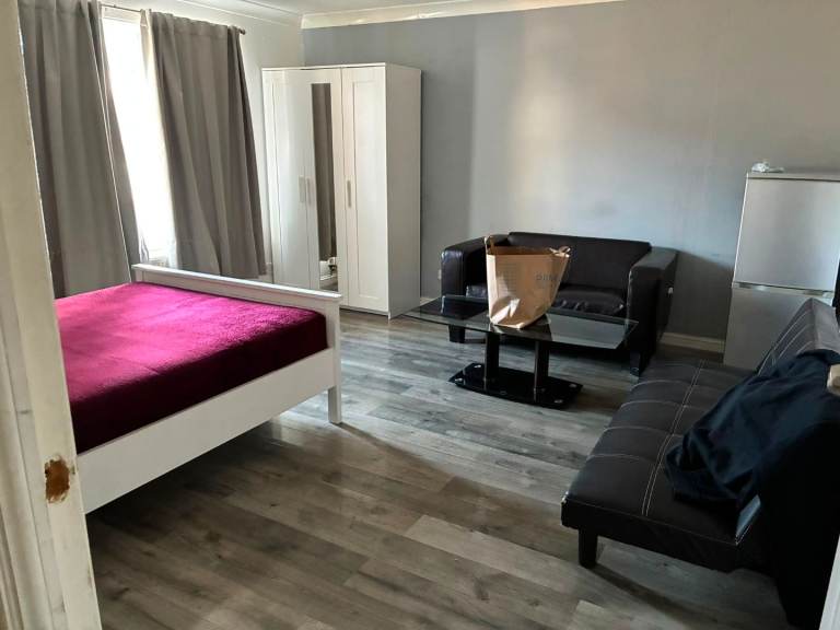 Rooms to let from £400