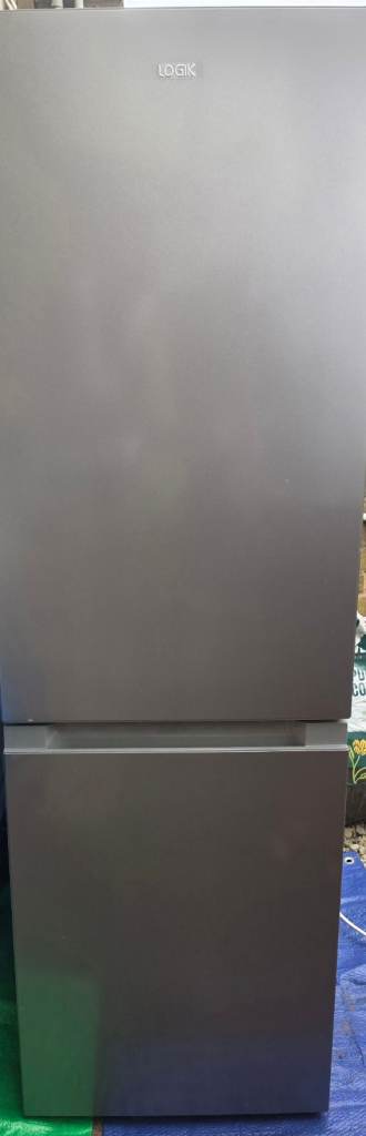 LOGIK LFC50S23 60/40 Fridge Freezer - Silver