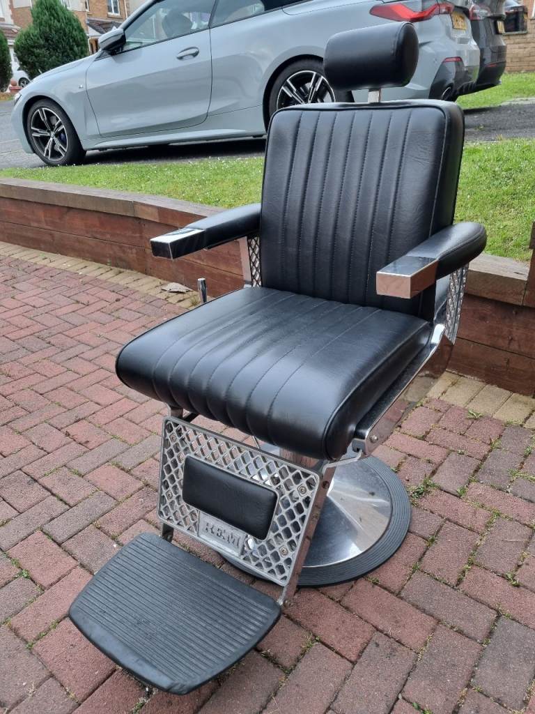 Black Barbers Chair - Good Condition, Hydraulic Lift