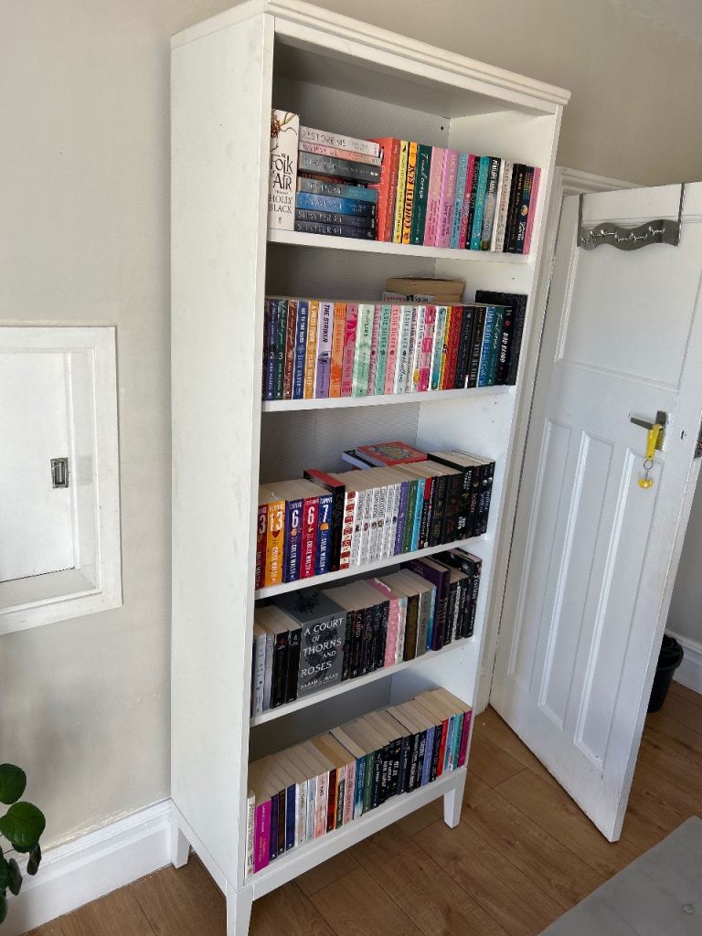 White Wooden Bookcase with Adjustable Shelves – Good Condition
