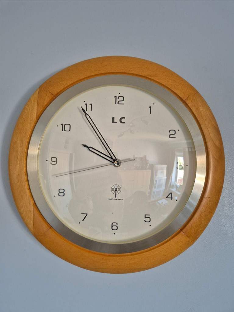 LC - London Clocks Radio-controlled wall clock in excellent condition - size is approx 32.5cm across